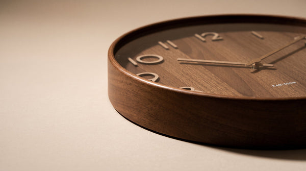 Bien accrocher une horloge murale : hauteur, distance et emplacement idéal