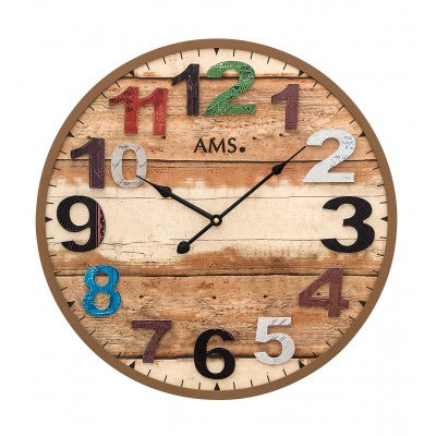 Horloge murale marron avec boîtier en bois, chiffres appliqués et logo AMS