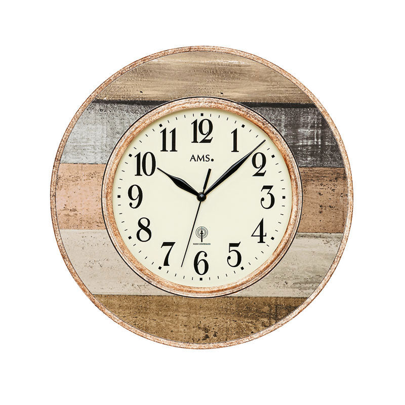 Horloge murale ronde avec cadre en bois marron et cadran blanc, aiguilles noires.