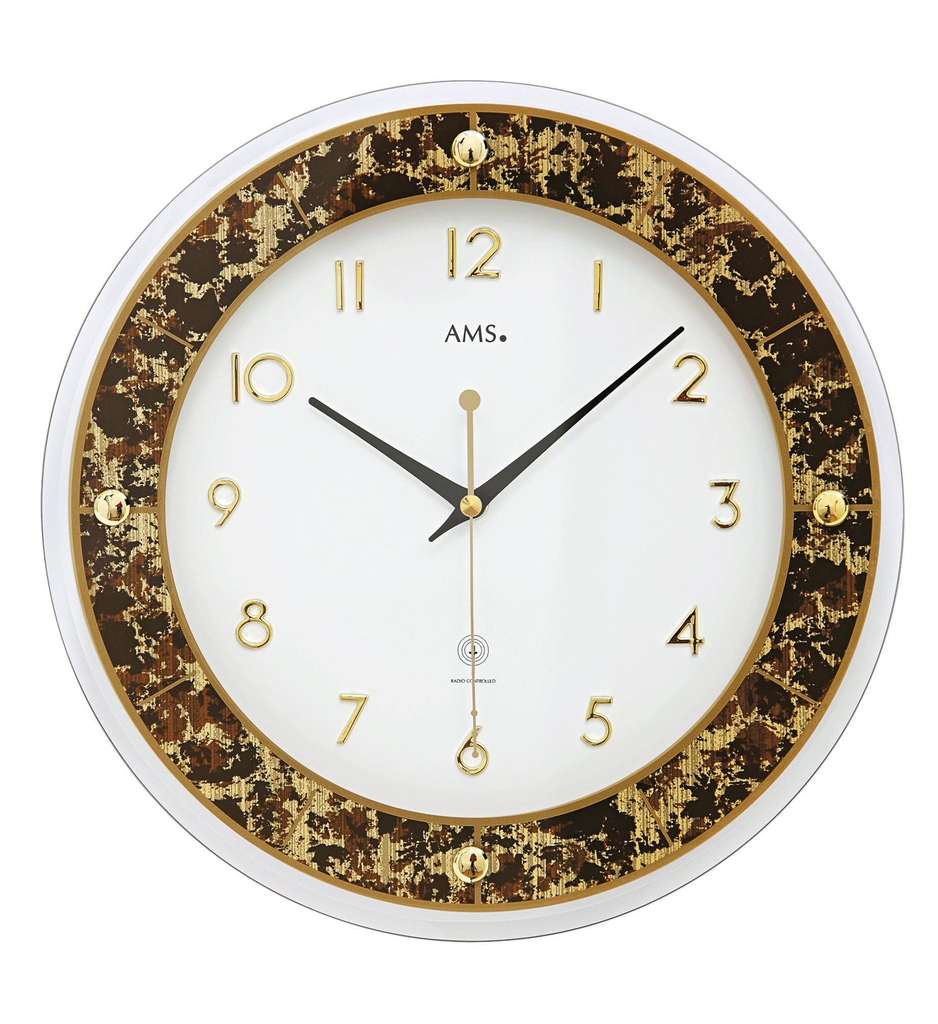 Horloge murale marron avec anneau, chiffres et aiguilles dorés, logo AMS