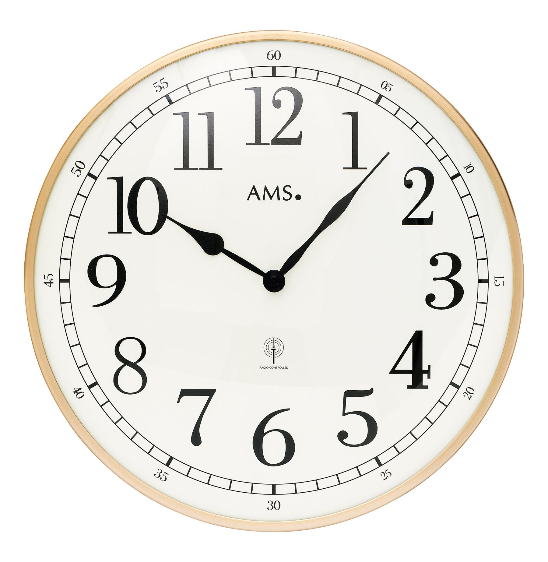 Horloge murale avec cadre en laiton, cadran blanc et chiffres ainsi que aiguilles noirs
