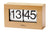 Horloge de table avec boîtier massif en hêtre, affichage 24 heures, indique 13:45