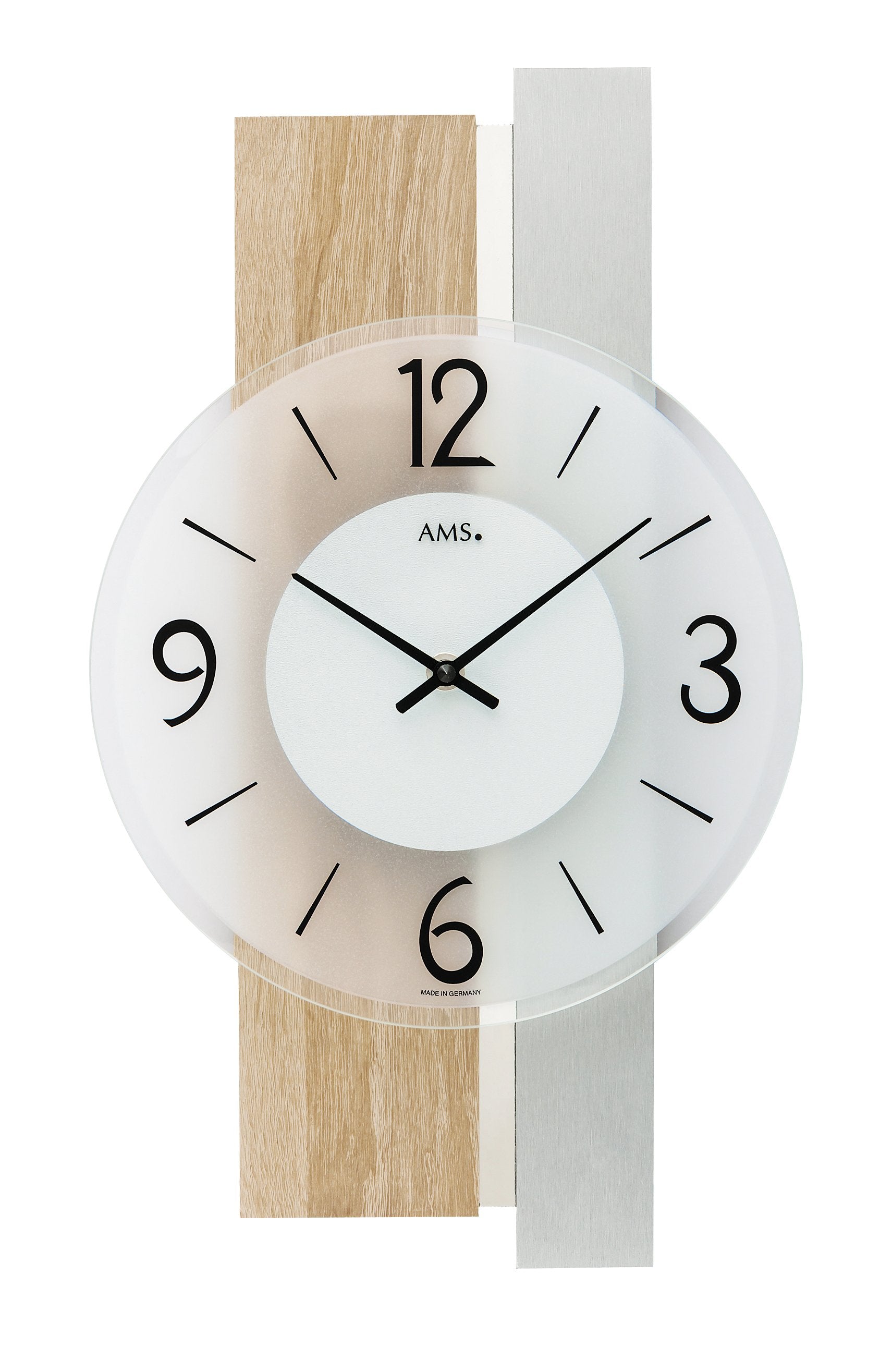 Horloge murale avec cadran rond, design à rayures en bois et aiguilles noires