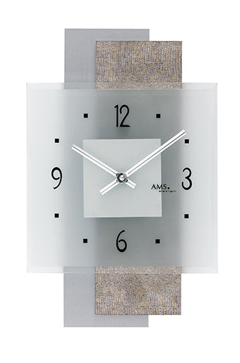 Horloge murale avec cadran carré, chiffres romains et aiguilles argentées