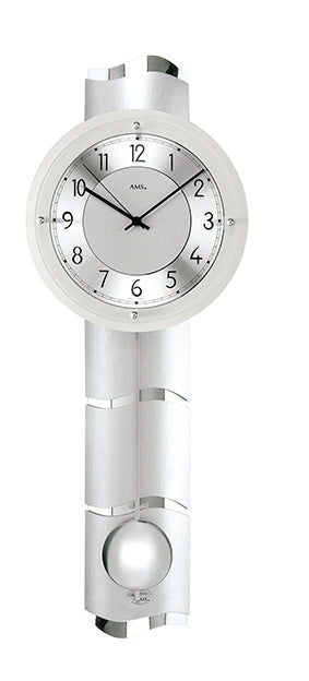 Horloge murale à pendule radio-pilotée avec boîtier argenté, cadran rond et aiguilles noires