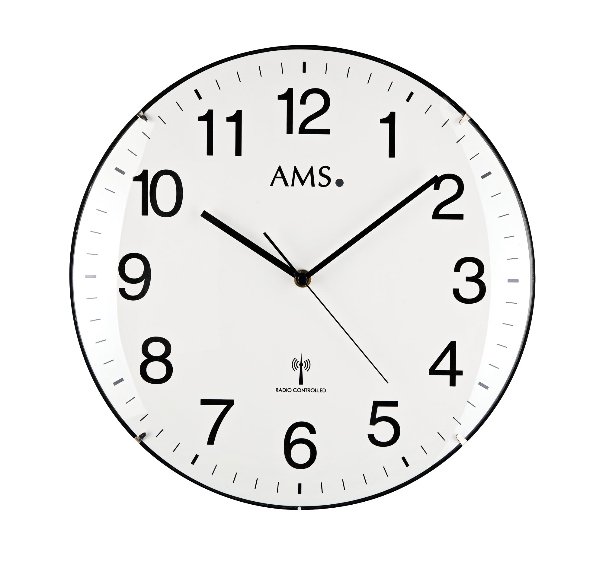 Radio-horloge murale avec cadran blanc, aiguilles noires et logo AMS