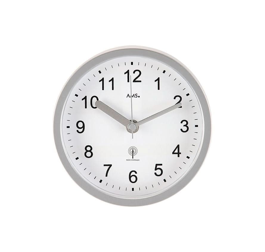 Horloge de salle de bain ronde en argent avec cadran et aiguilles blancs