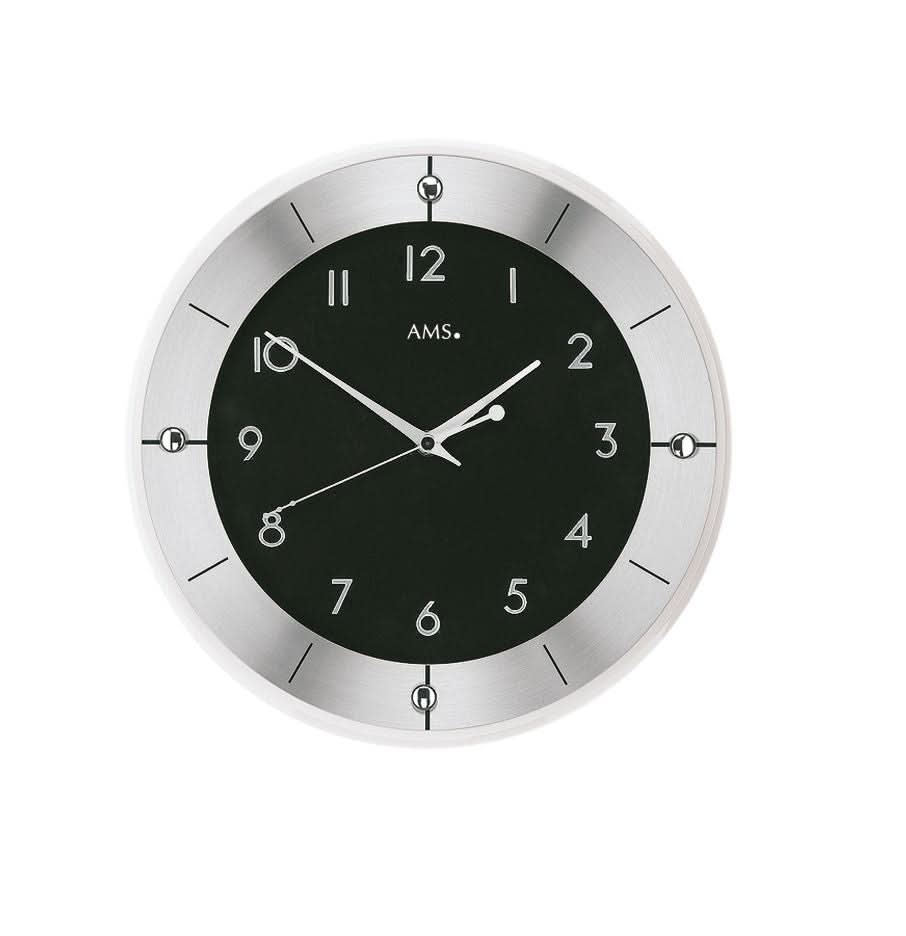Horloge murale avec cadran noir, cadre et aiguilles argentés
