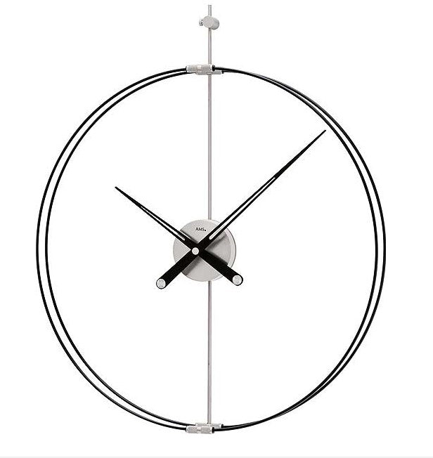 Horloge murale avec cadre argenté et trois aiguilles
