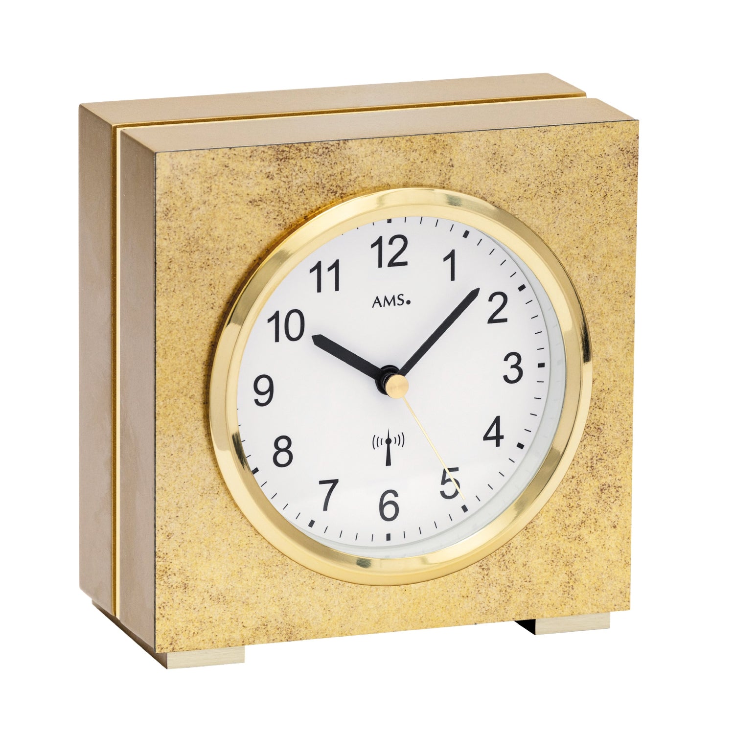 Horloge de table avec cadran rond, bordure en laiton doré et boîtier en bois beige.