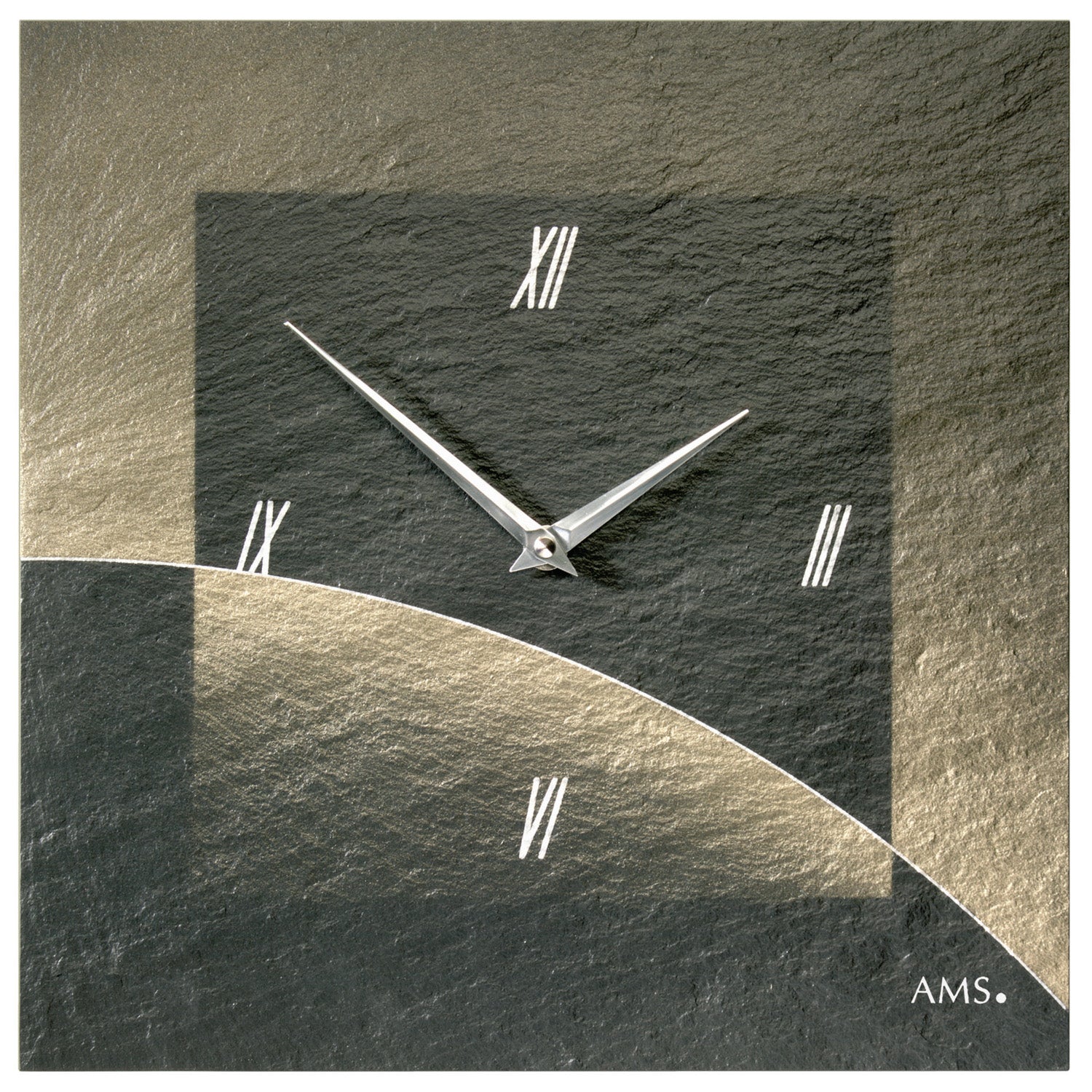 Horloge murale avec cadran en ardoise foncée, index bâtons romains et aiguilles argentées