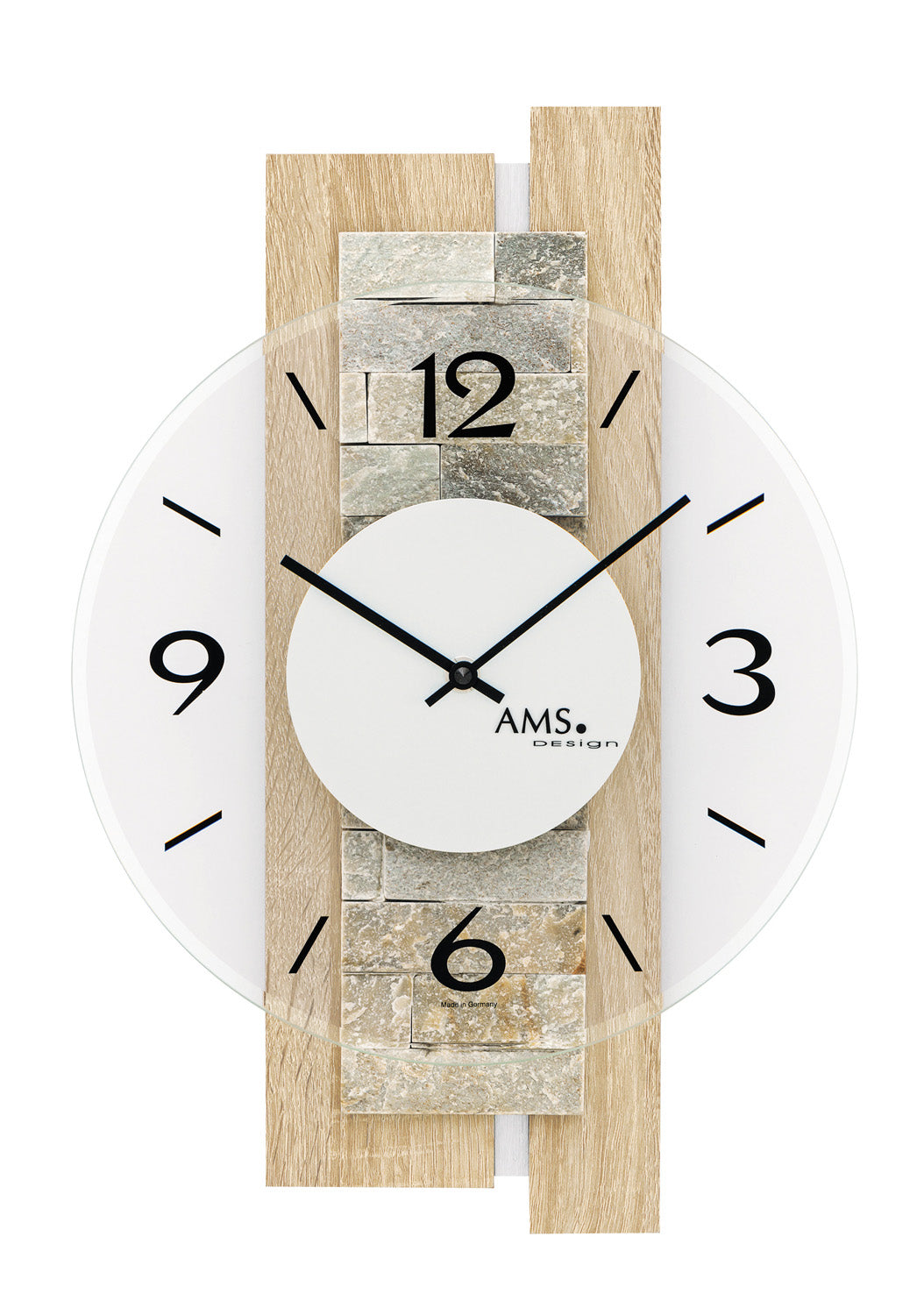 Horloge murale : cadran blanc rond, aiguilles noires, logo AMS ; cadre en bois et pierre naturelle.