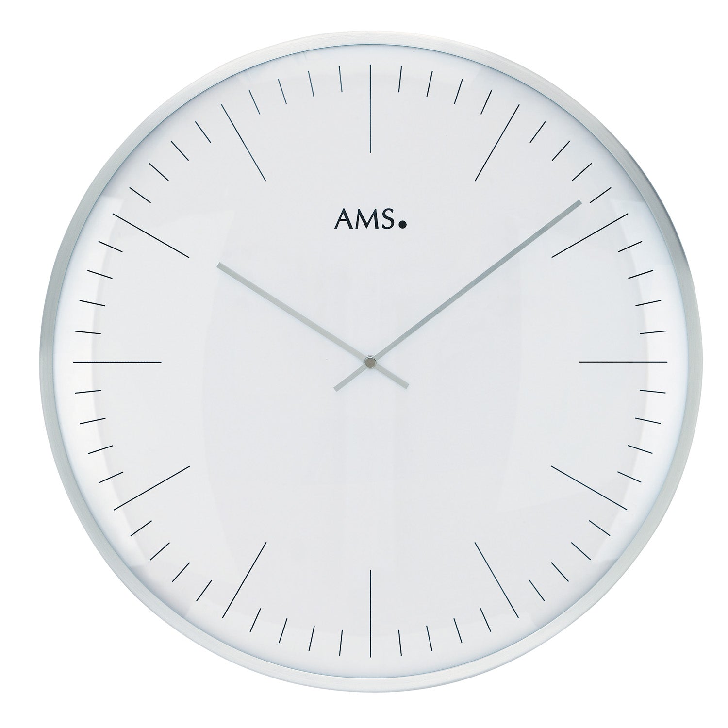 Horloge murale ronde : anneau argenté, cadran blanc, index bâtons, aiguilles courbées.