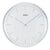 Horloge murale ronde : anneau argenté, cadran blanc, index bâtons, aiguilles courbées.