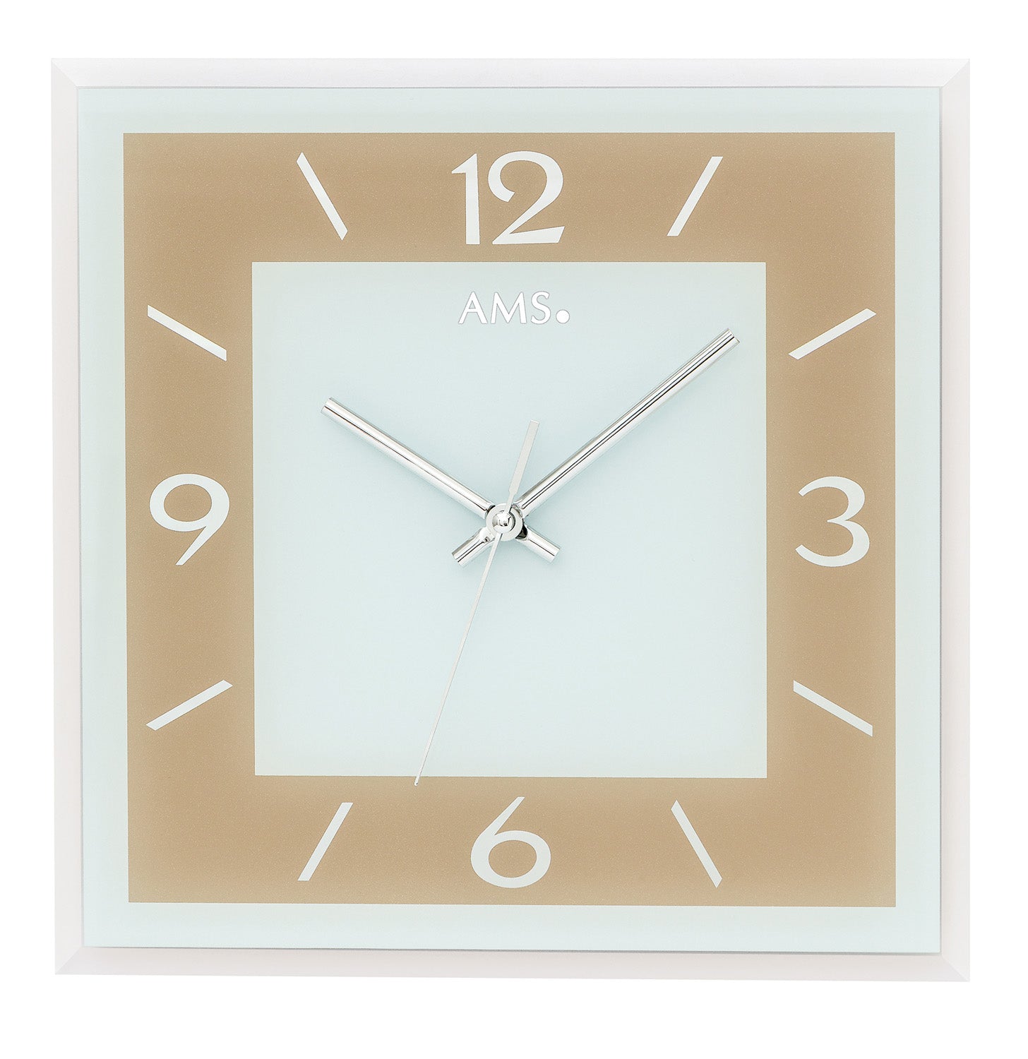 Horloge murale avec cadre marron clair et chiffres dorés, trois aiguilles et logo AMs