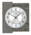 Horloge murale ronde : cadre décor bois, cadran blanc, chiffres et aiguilles noirs