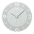 Horloge murale ronde bleu gris avec aiguilles argentées, chiffres romains et bord cannelé