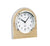 Horloge de table avec boîtier en bois clair et cadran rond, façade en verre, aiguilles noires