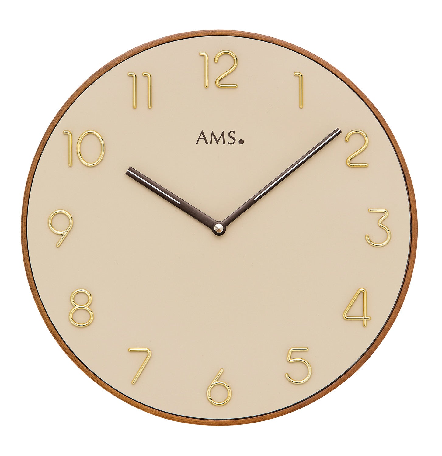 Horloge murale ronde en bois avec cadran beige et chiffres dorés appliqués, mouvement à quartz.
