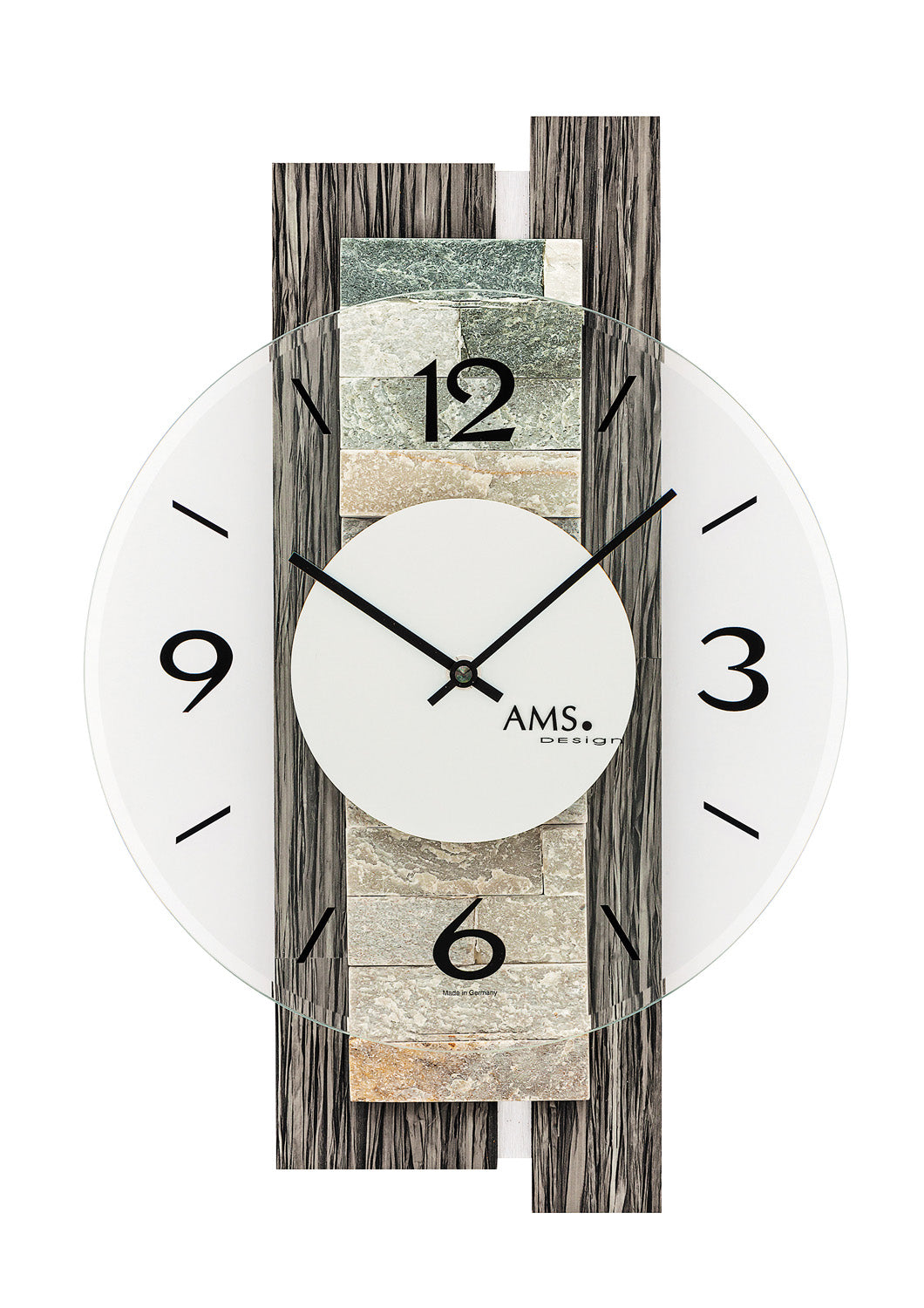 Horloge murale avec décor en bois, cadran blanc et aiguilles noires, logo AMS