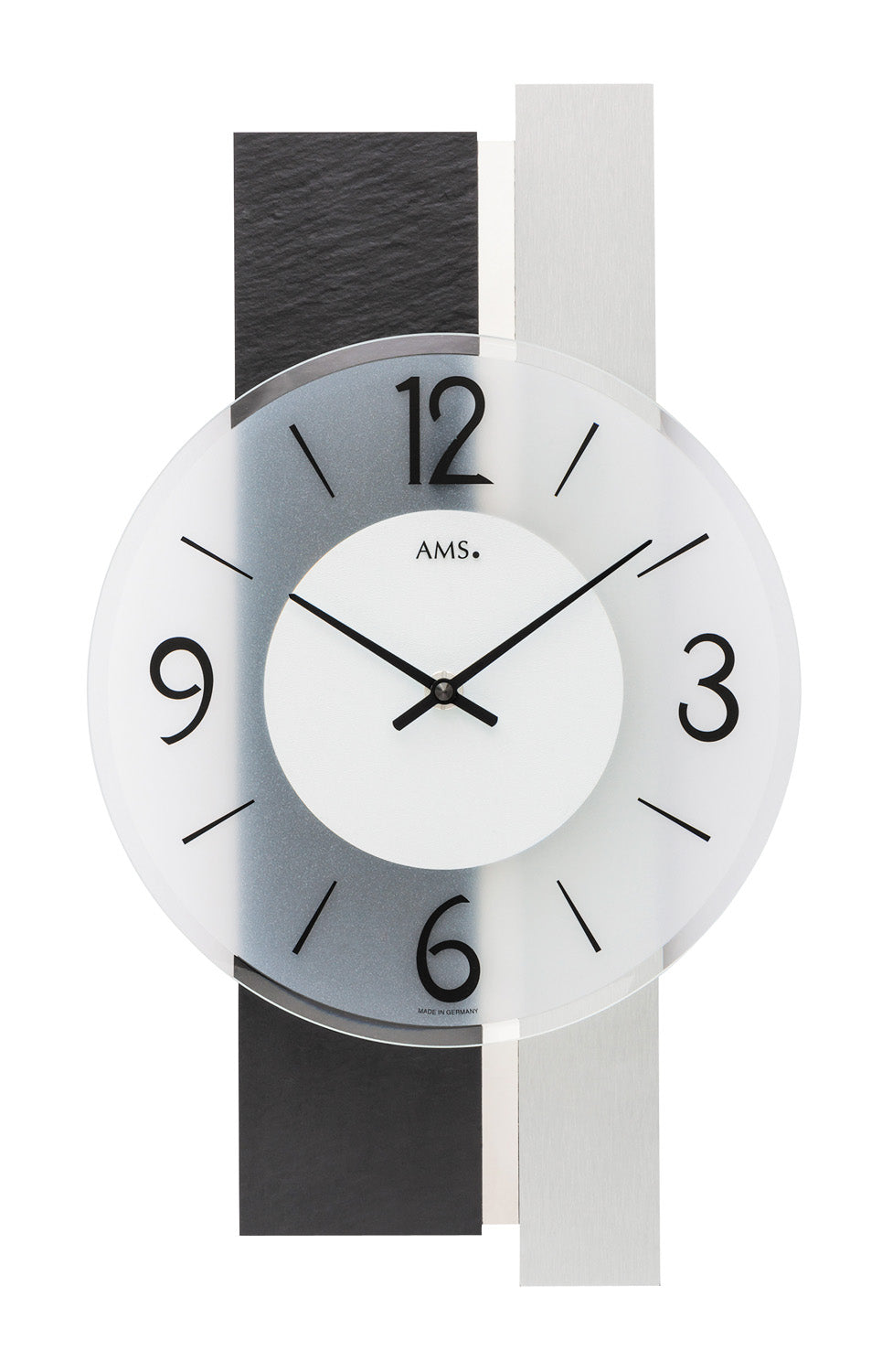 Horloge murale avec cadran rond, aiguilles noires et chiffres arabes, aspect ardoise.