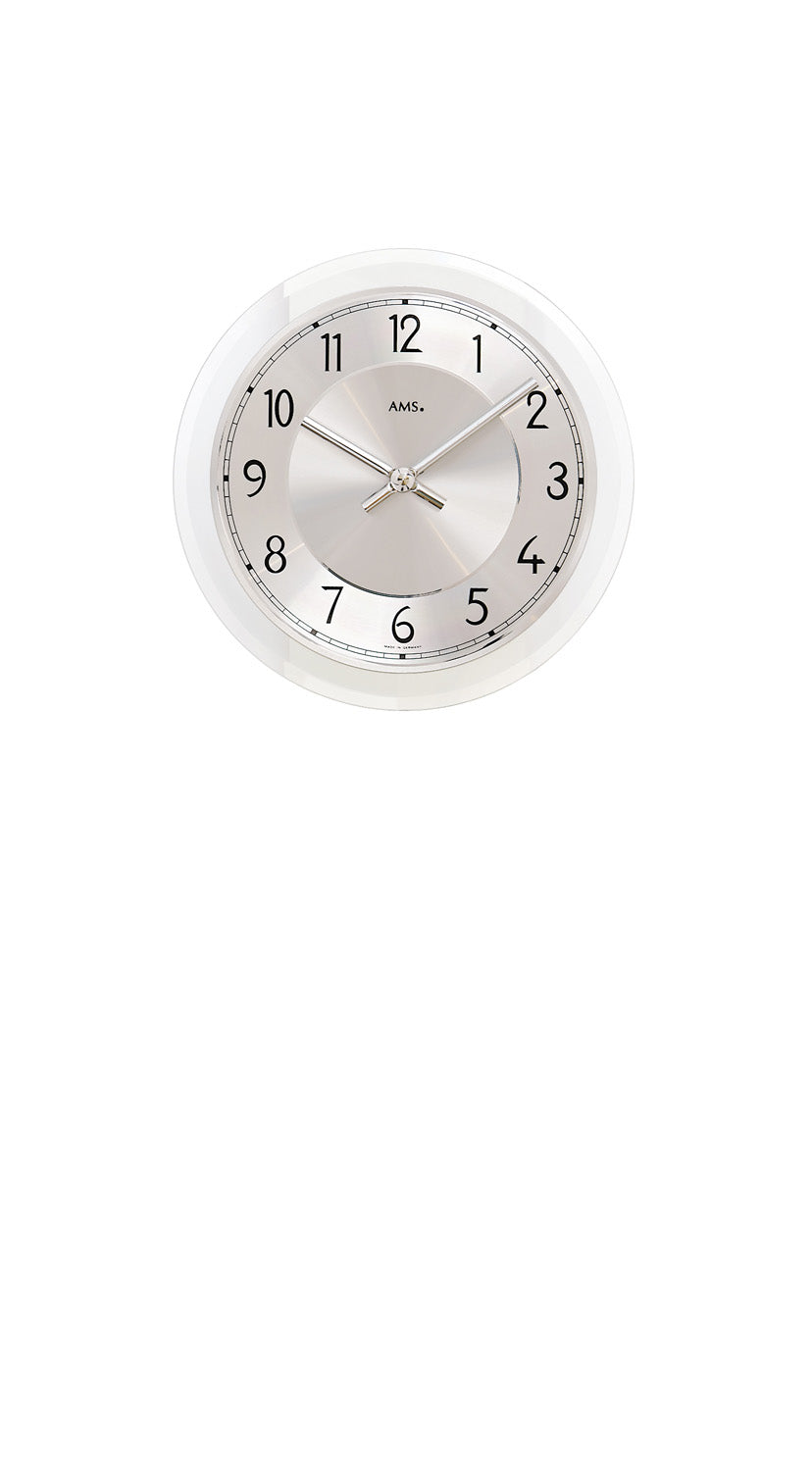 Montre murale avec verre minéral facetté, cadran argenté et aiguilles