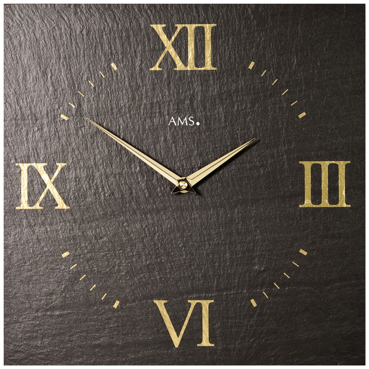 Horloge murale avec boîtier en ardoise, chiffres romains et aiguilles dorés