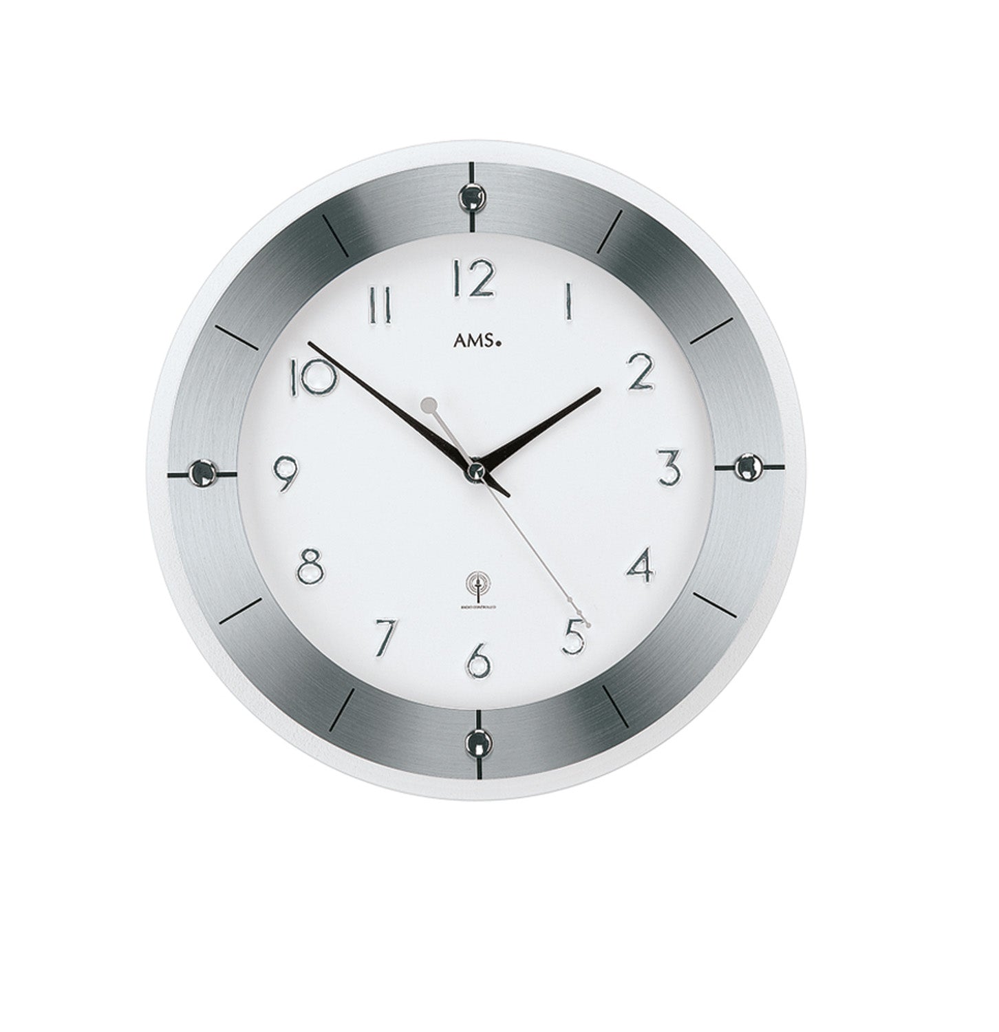 Horloge murale avec cadre en métal argenté, cadran blanc, aiguilles et logo AMS