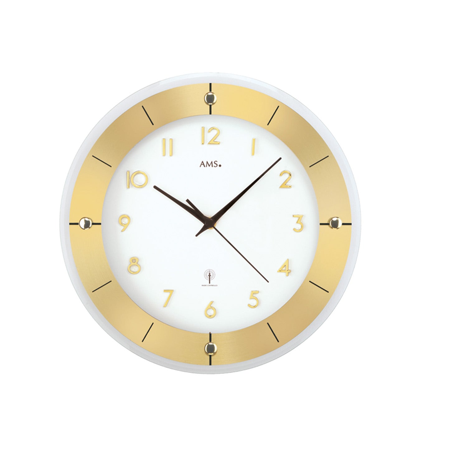 Horloge murale ronde avec cadran blanc, bordure dorée et aiguilles noires, logo AMS