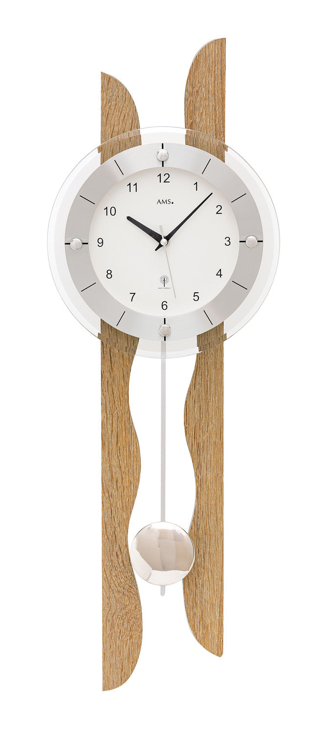 Horloge murale avec cadran blanc, chiffres arabes et disque de balancier en chêne