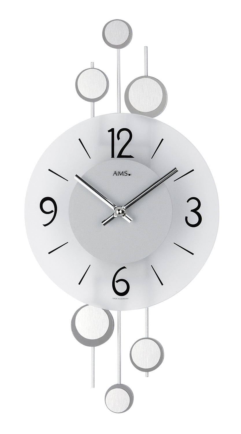 Horloge murale avec bagues décoratives argentées, cadran blanc et mouvement à quartz