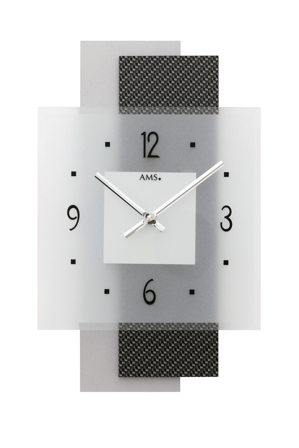 Horloge murale avec cadran blanc, chiffres noirs et aiguilles argentées