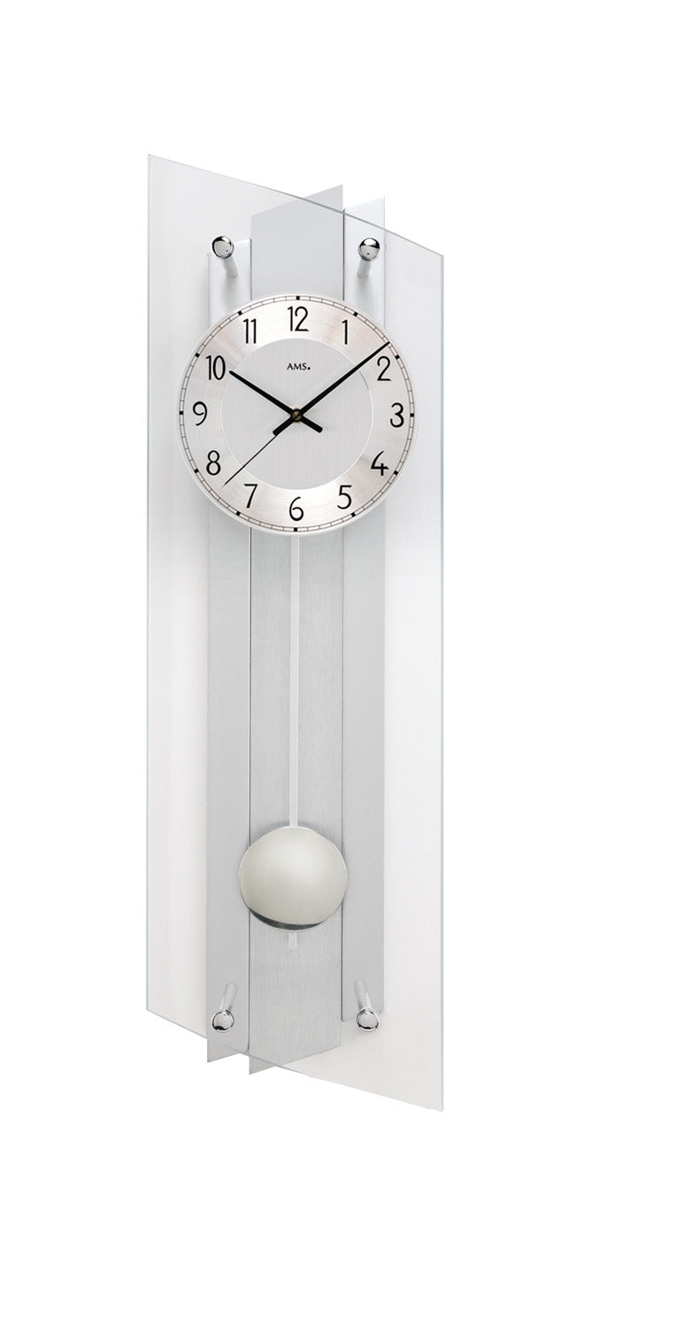 Horloge murale avec pendule : boîtier rectangulaire argenté, cadran analogique sous verre