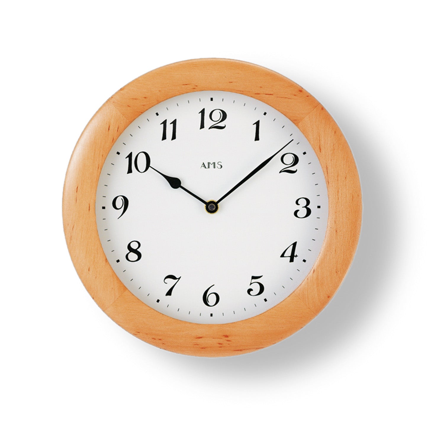 Horloge murale ronde avec cadre en bois clair, cadran blanc et aiguilles noires
