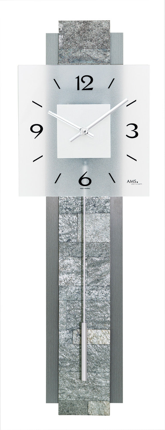 Horloge murale avec cadran blanc (1–12) et mouvement à pendule, boîtier gris, inscription AMS
