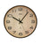 Horloge murale ronde avec cadran aspect bois, aiguilles noires et index des heures arabes