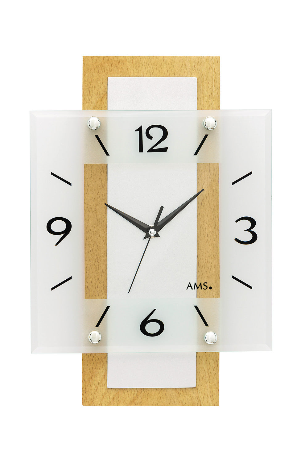 Horloge murale avec cadran blanc, aiguilles noires et chiffres arabes, sur un support en bois
