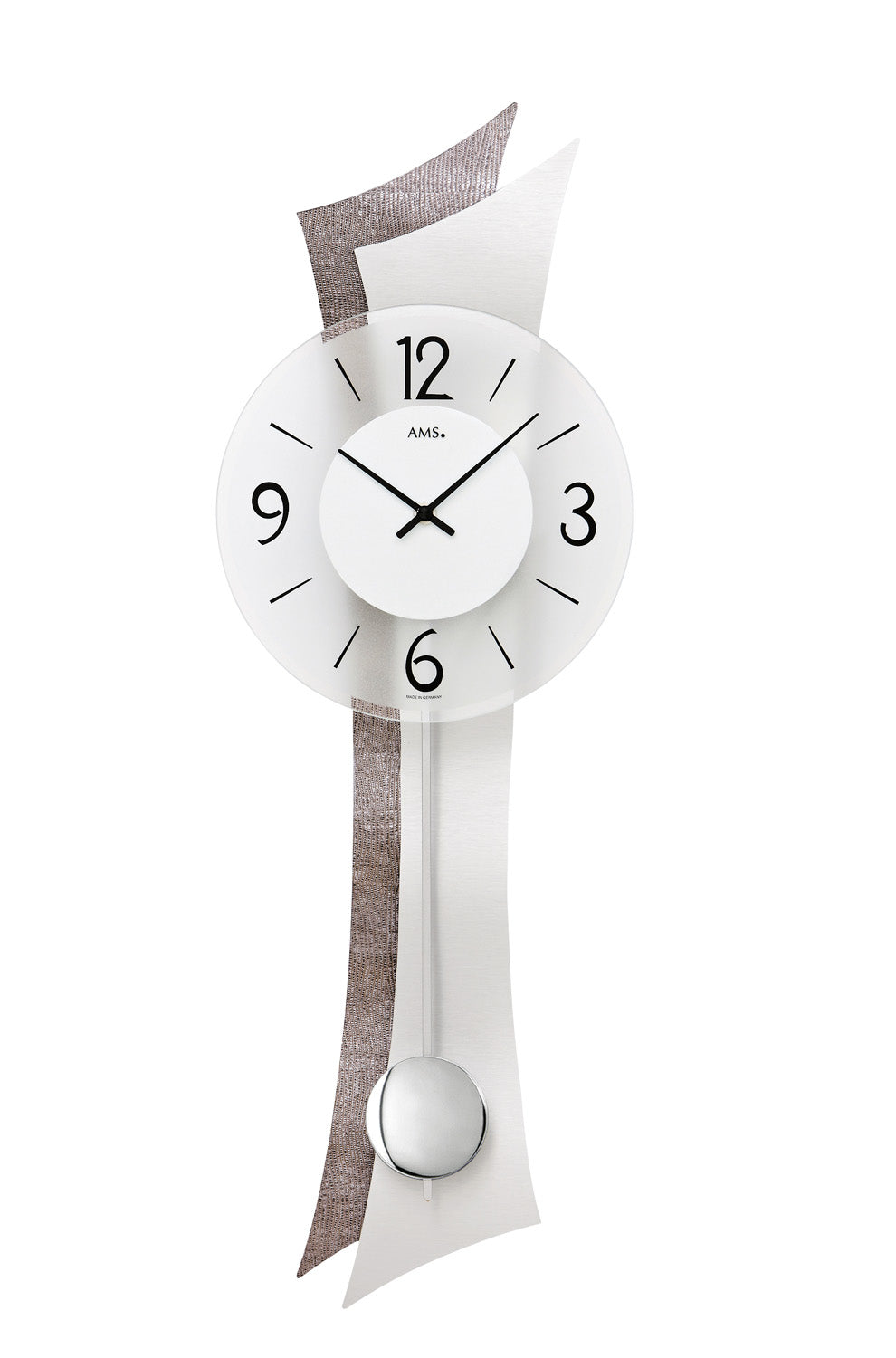 Horloge murale avec cadran blanc, chiffres noirs et boîtier en bois courbé avec pendule