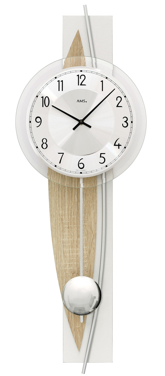 Horloge murale avec cadran blanc, aiguilles noires et pendule en bois dans un cadre en aluminium