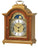 Horloge de table mécanique avec boîtier en merisier, cadran rond et affichage des phases de lune