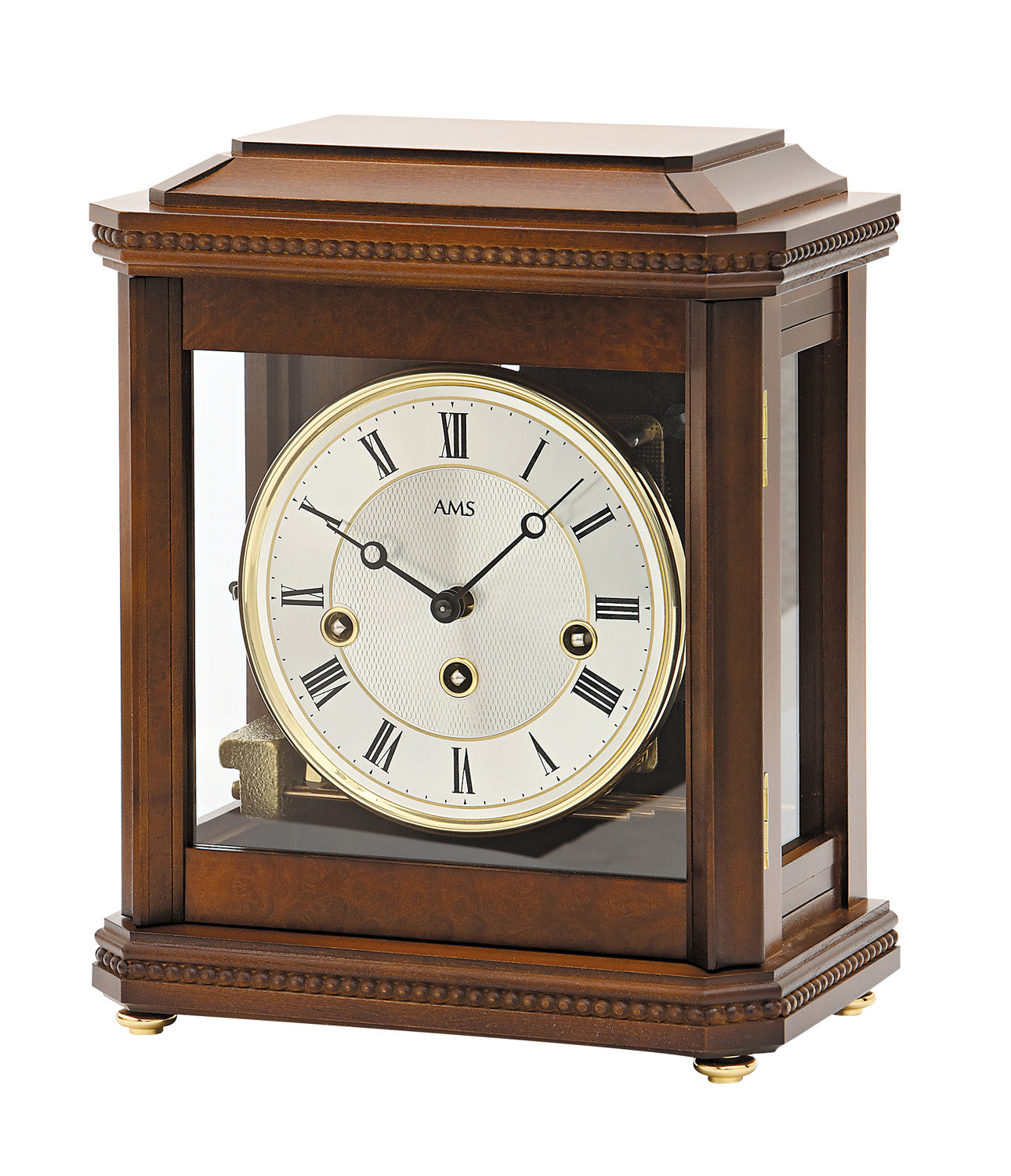 Horloge de table couleur noyer avec façade en verre et cadran romain, détails en laiton.