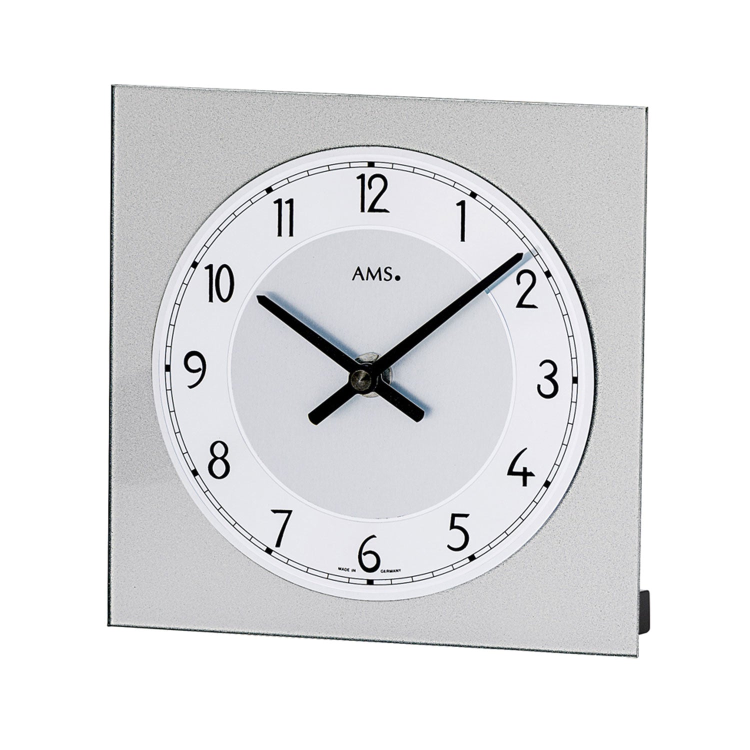 Horloge de table argentée avec cadran rond et aiguilles noires