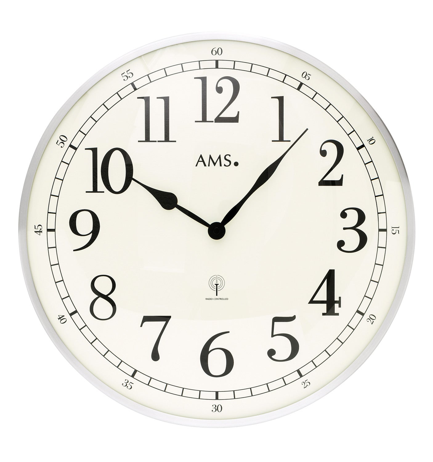 Horloge murale avec cadran blanc, chiffres romains et cadre en aluminium brossé