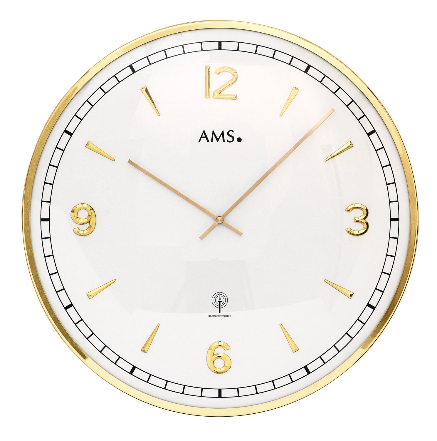 Horloge murale AMS avec cadran blanc, aiguilles dorées et chiffres arabes