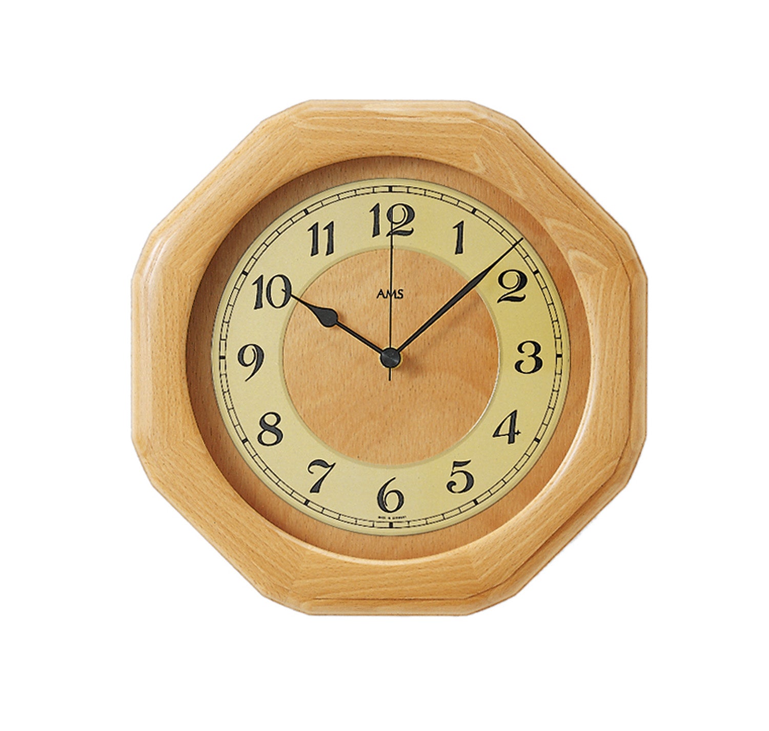 Radio-réveil mural AMS avec cadre octogonal en bois, cadran beige et aiguilles noires
