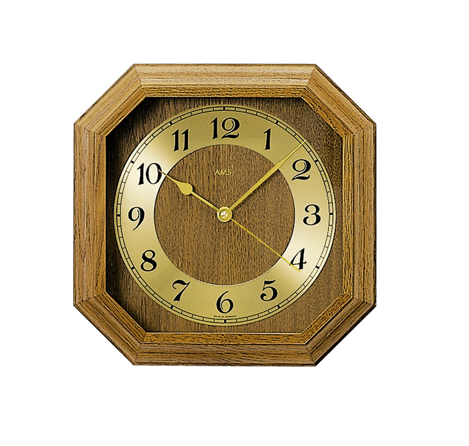 Horloge murale avec boîtier octogonal en chêne et anneau de chiffres en aluminium, cadran de couleur crème.