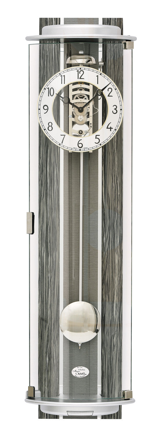 Horloge murale avec un design à rayures grises, un cadran rond et un pendule visible