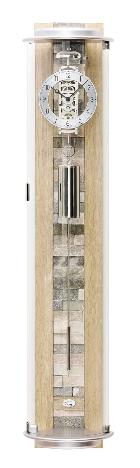 Pendule murale dans un boîtier chêne Sonoma avec façade en verre et cadran rond
