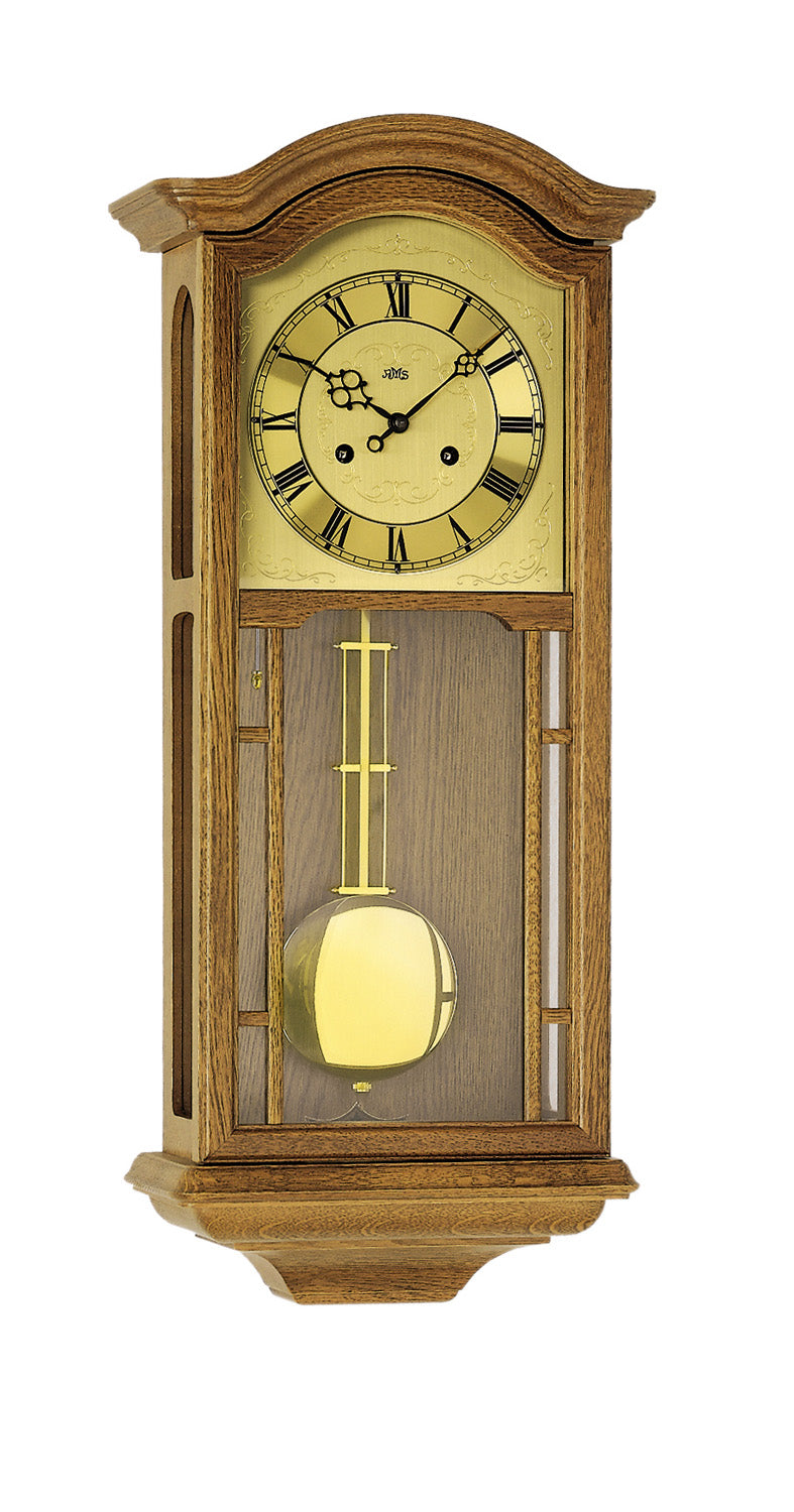 Horloge murale en chêne avec cadran rond et pendule dans un boîtier en verre