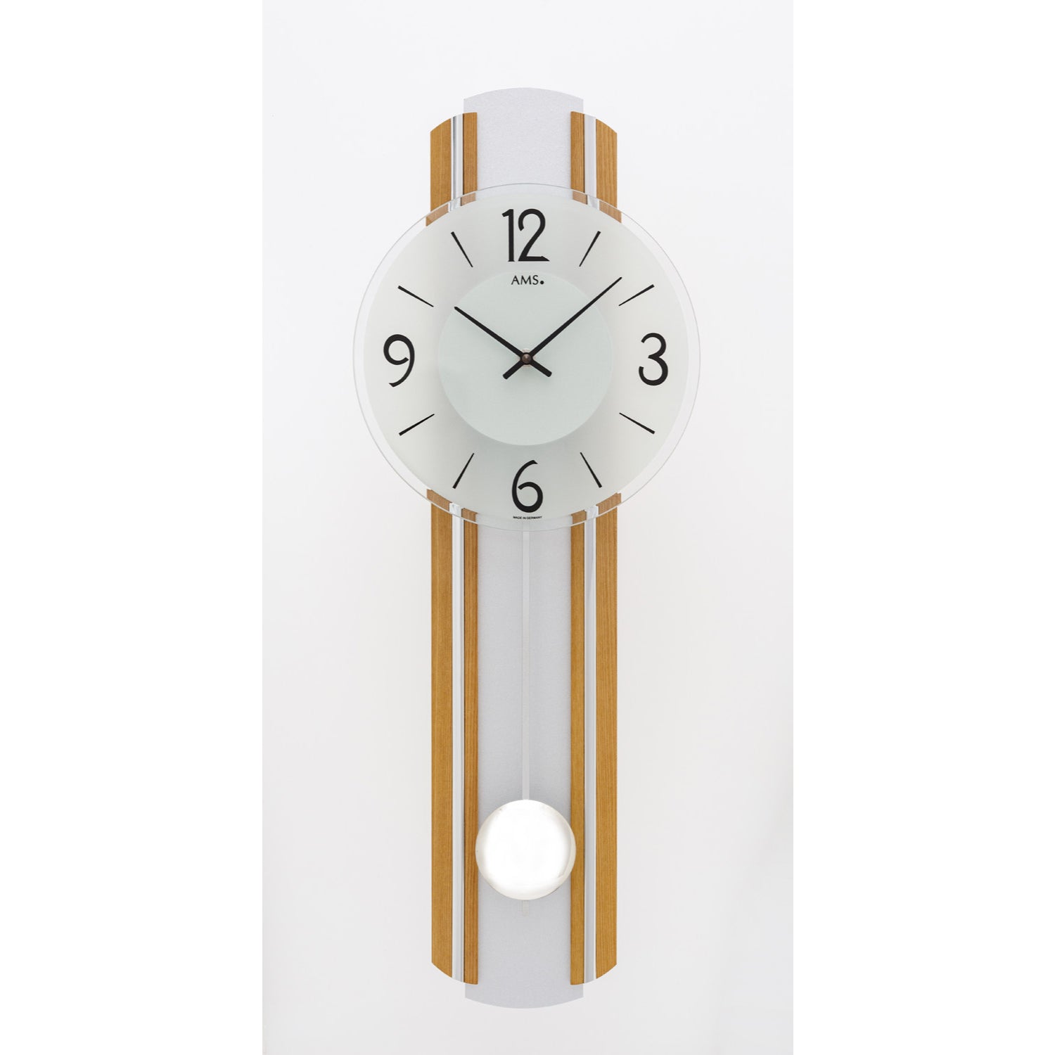 Horloge murale avec cadran rond, baguettes en bois de chêne et balancier, mouvement à quartz